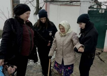 В Николаеве патрульные помогли добраться домой заблудившейся бабушке