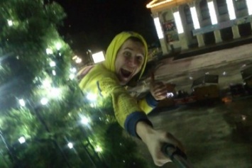 18-летний парень взобрался на главную елку Чернигова