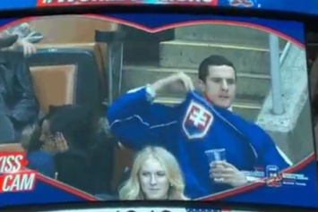 "Забил" на подругу: хоккейный фанат из Словакии стал героем сети, попав в kiss-камеру - опубликовано видео