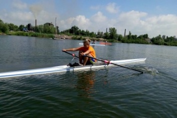 Депутат Херсонского облсовета просит приобрести лодку для юной чемпионки