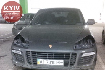 В Киеве на паркинге обчистили элитный внедорожник: опубликованы фото