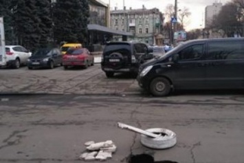 В Одессе на дороге образовался провал глубиной несколько метров (ФОТО)