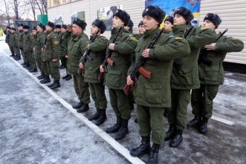 Молодым нацгвардейцам Полтавского батальона вручили боевое оружие