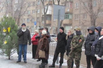 К прокуратуре и суду в Мариуполе принесли антикорупционную елку (ФОТО+ВИДЕО)