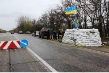 На Запорожском блокпосту угрожали николаевским волонтерам, - ФОТО