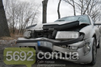 В Каменском в ДТП на проспекте Металлургов автомобиль врезался в дерево