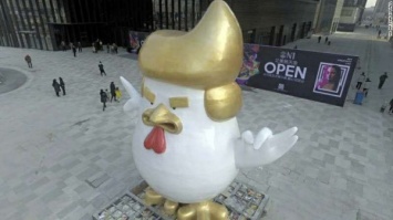В Китае установили скульптуру петуха с прической Дональда Трампа