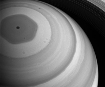 NASA опубликовало снимок гигантского гексагона Сатурна