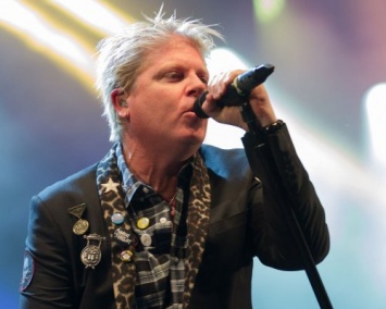 Вокалисту и лидеру группы The Offspring Декстеру Холланду вчера исполнился 51 год