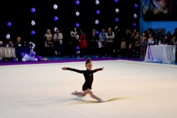 «Новогодние звездочки» зажглись в Черноморске на турнире по художественной гимнастике (фото)