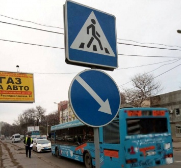 ДТП в Одессе: автобус сбил переходившую дорогу на «красный» женщину