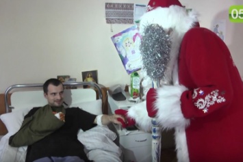 В Харьковский военный госпиталь "залетел" Дед Мороз