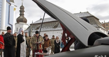 Украинские певцы из «Музбата» отремонтировали авто для фронта