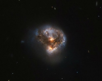 Телескоп «Хаббл» показал фотоснимок необычайно яркой галактики