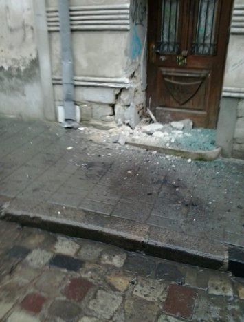 В Житомирской обл. легковушка въехала в жилой дом и загорелся, есть пострадавшие