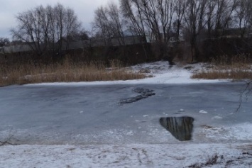 В Павлограде коммунальщик спас провалившихся под лед мальчишек, но сам едва не погиб