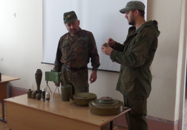 Алчевские спасатели показали школьникам боеприпасы