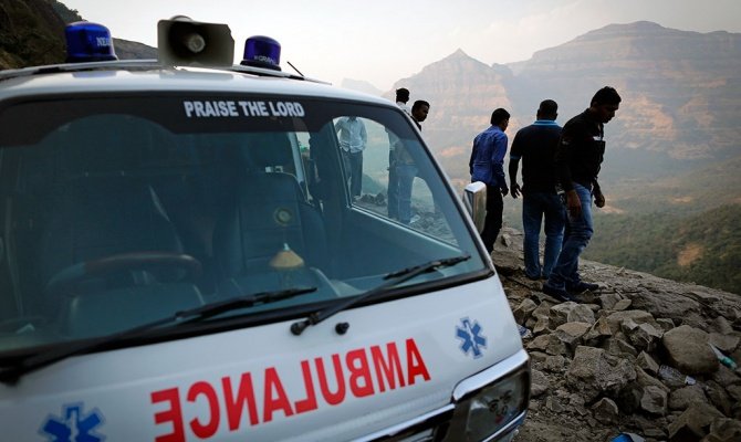 В Индии автобус с пассажирами упал в реку, около 30 человек погибли