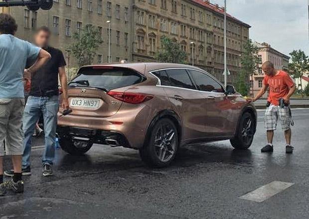 На съемках в Праге засветился Infiniti Q30