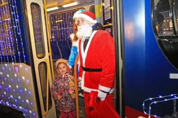 По Одессе прокатились четыре новогодних трамвая с Дедом Морозом и Снегурочкой
