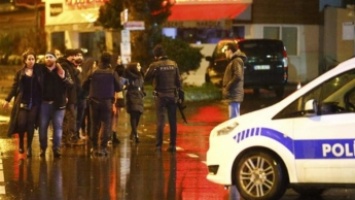В Стамбуле Санта Клаусы расстреляли ночной клуб. Десятки убитых