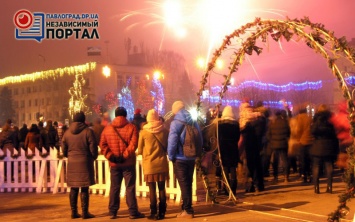Павлоградцы встречали Новый год на Соборной площади (ФОТО и ВИДЕО)