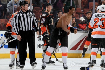"Порно"-борьба: хоккеисты устроили знатный махач на матче НХЛ - опубликовано видео