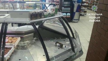 В супермаркетах Львова псих с ножом разгромил витрины (фото)