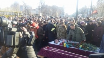 Украинцы трогательно простились с героически погибшим в АТО "Казаком"