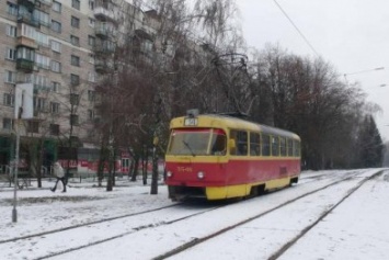 В Киеве трамвай десятки метров тащил за собой пассажира