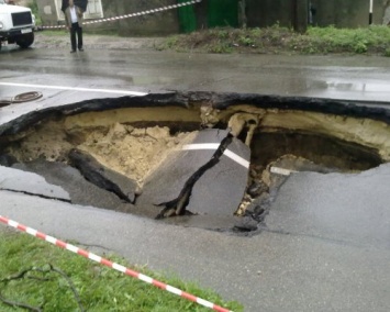 В Москве в Строчановском переулке произошел провал грунта