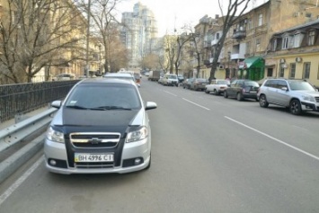 Одесские автохамы оставили автомобили на разрушающихся мостах (ФОТО)