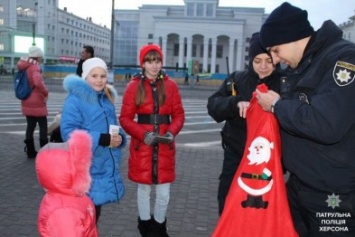 Херсонские патрульные у главной елки области общались с детьми и дарили им подарки