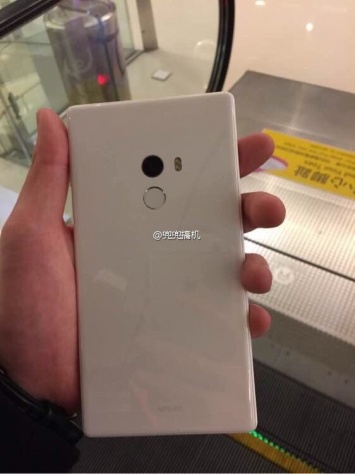 Xiaomi представит в Лас-Вегасе смартфон Mi Mix белого цвета