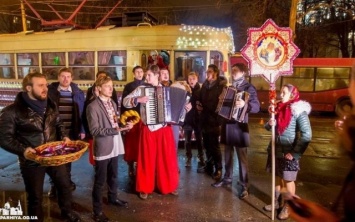 В одесских трамваях споют Рождественские колядки