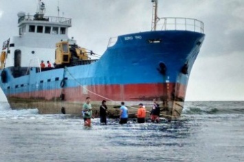 Грузовое судно прибило к пляжу на Филиппинах (фото)