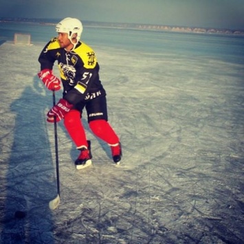 Ломаченко открыл хоккейный сезон (фото дня)