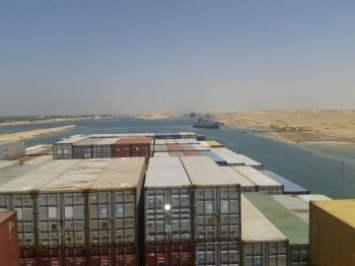 Севший на мель контейнеровоз MSC преградил движение через Суэцкий канал