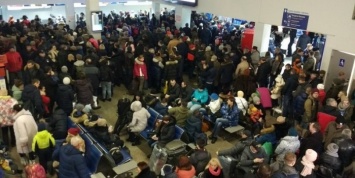 Появились фото толпы в аэропорту Калининграда после суточного простоя