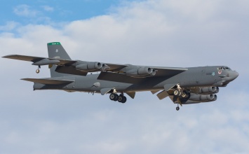 У американского бомбардировщика B-52 в полете отвалился двигатель