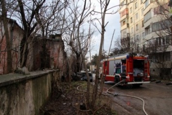 Утром в Симферополе на пожаре спасли 4 бездомных (ФОТО)
