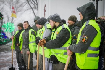 У Труханова вооружили лопатами бойцов «Муниципальной охраны»: они будут патрулировать улицы