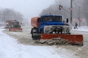 На улицы Одессы вывели почти 90 единиц техники для борьбы со снегом (фото)