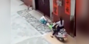 В Китае мачеха давила на скутере дочь в качестве наказания