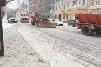 Одесские «копы» помогают разбирать снежные завалы в центре (ВИДЕО, ФОТО)