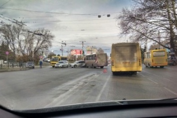 В Симферополе рейсовый автобус протаранил легковушку (ФОТО)
