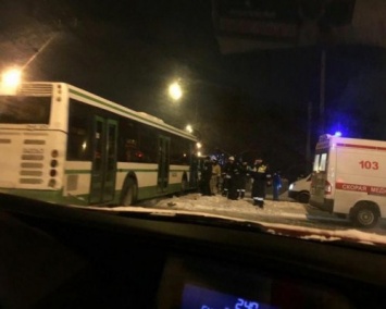 Снегоуборочная машина и автобус попали в ДТП на востоке Москвы