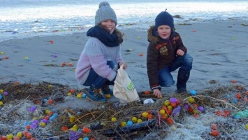 Детская радость оптом: пляж в Германии усеяли тысячи яиц от «киндера»