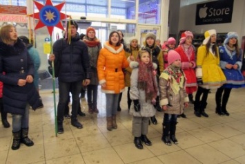Рождественский флешмоб провели в одном из супермаркетов Покровска лиговцы вместе со школьниками