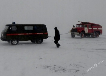 К застрявшим на дорогах Одесской области авто прорвалась военная техника